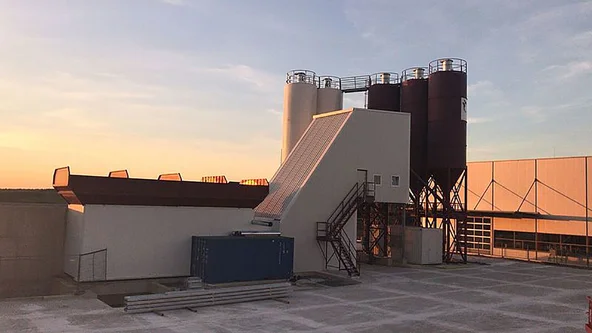 Betonmischanlage im Sonnenlicht